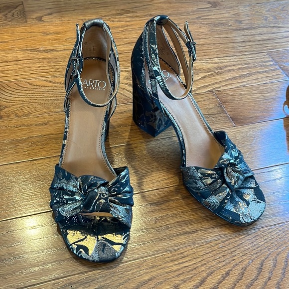 Franco Sarto "Edana" Gold/Black Jaquard Floral Print Heels Sz 9 - Picture 1 of 7